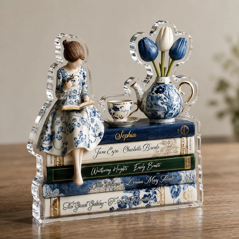 Book Lover plaque mockup chính — figurine đọc sách kèm teapot