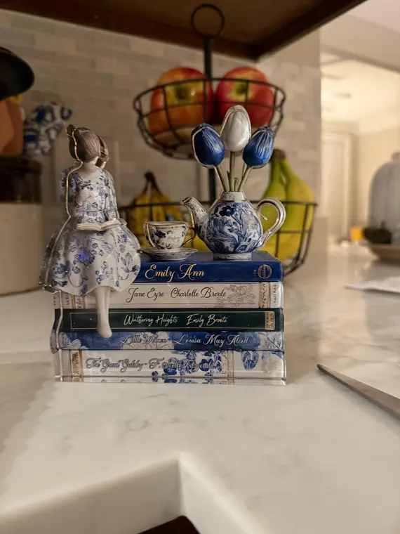 Lisa Worth — ảnh review 3 sao Book Lover — sản phẩm thật là block acrylic phẳng